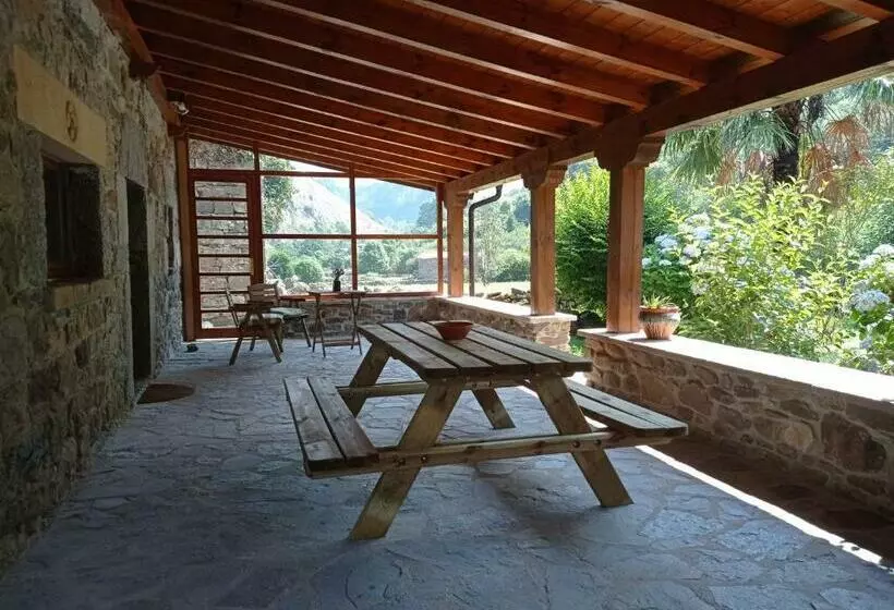 Amplia Y Cómoda Casa De Piedra Con Porche Y Jardín