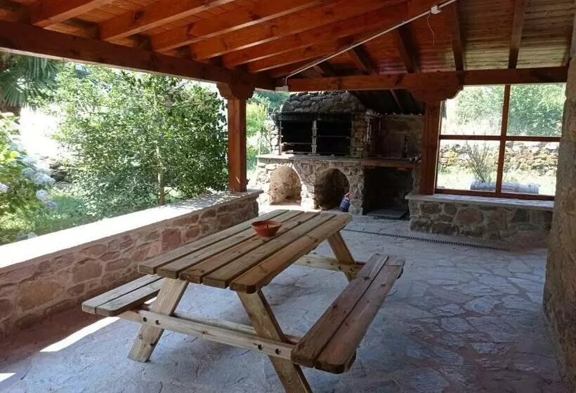 Amplia Y Cómoda Casa De Piedra Con Porche Y Jardín