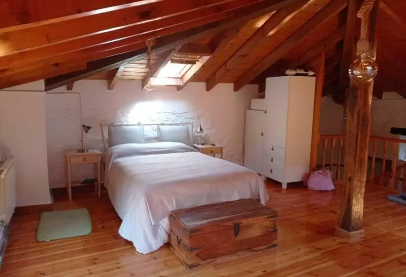 Amplia Y Cómoda Casa De Piedra Con Porche Y Jardín