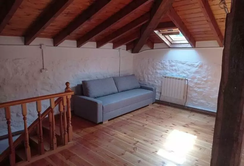 Amplia Y Cómoda Casa De Piedra Con Porche Y Jardín