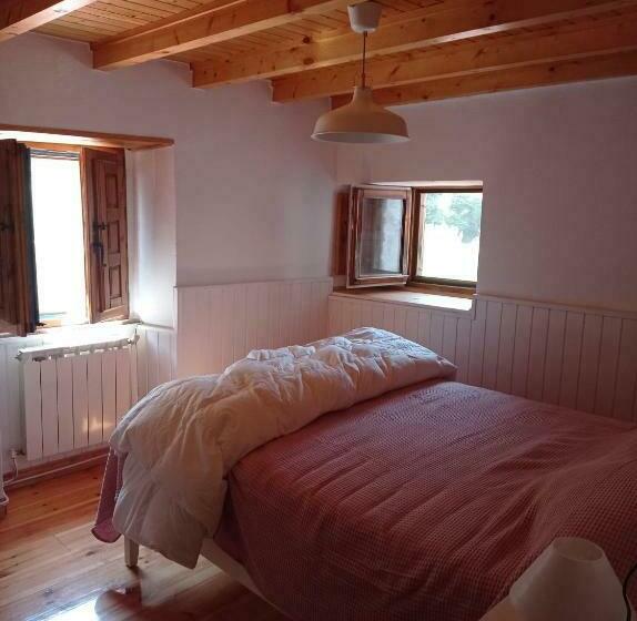 Amplia Y Cómoda Casa De Piedra Con Porche Y Jardín