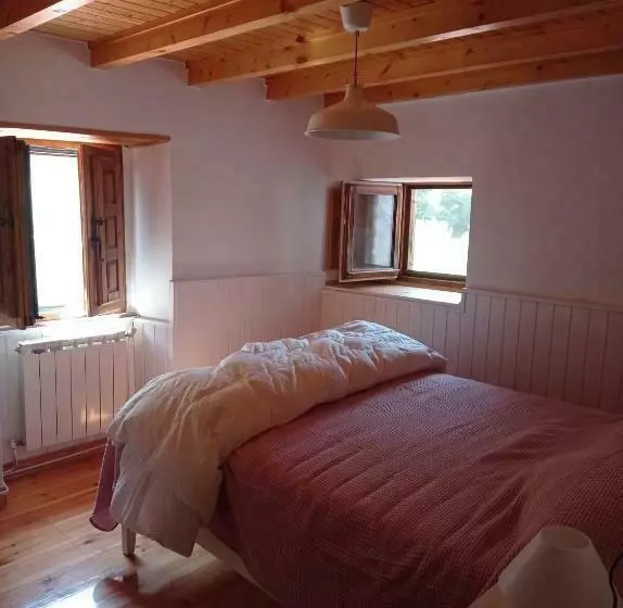 Amplia Y Cómoda Casa De Piedra Con Porche Y Jardín