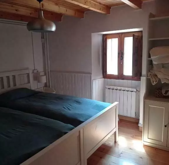 Amplia Y Cómoda Casa De Piedra Con Porche Y Jardín