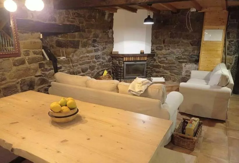 Amplia Y Cómoda Casa De Piedra Con Porche Y Jardín