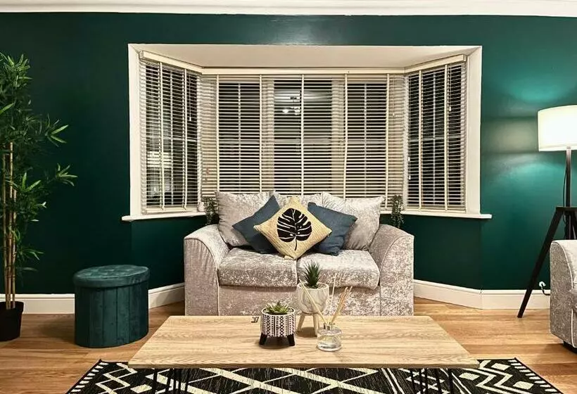 Luxury 3 Bed Detached Home In Windsor