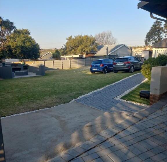 Pension 28 At Van Den Bos International Guesthouse