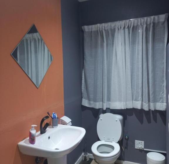 Pension 28 At Van Den Bos International Guesthouse