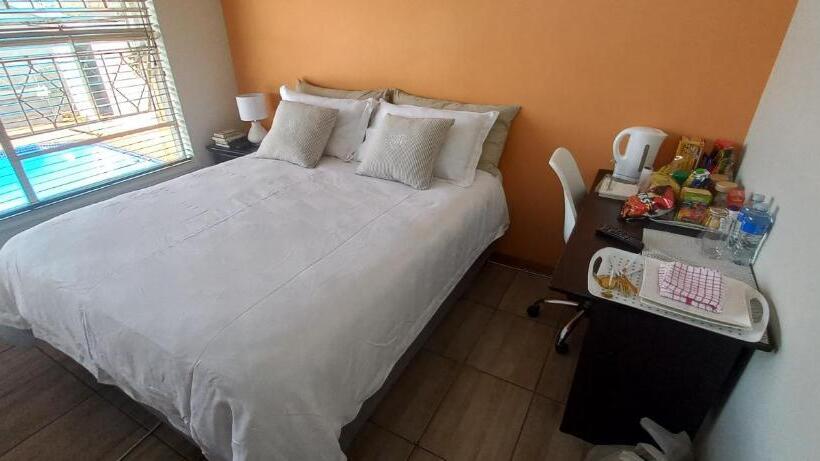 Pension 28 At Van Den Bos International Guesthouse