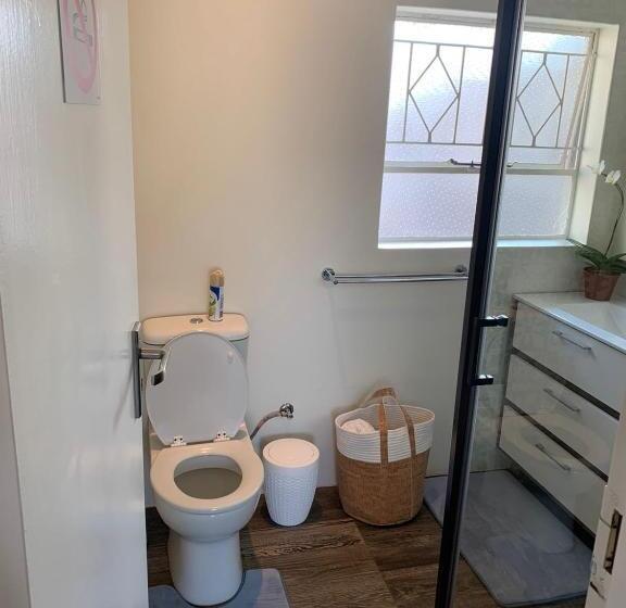 Pension 28 At Van Den Bos International Guesthouse