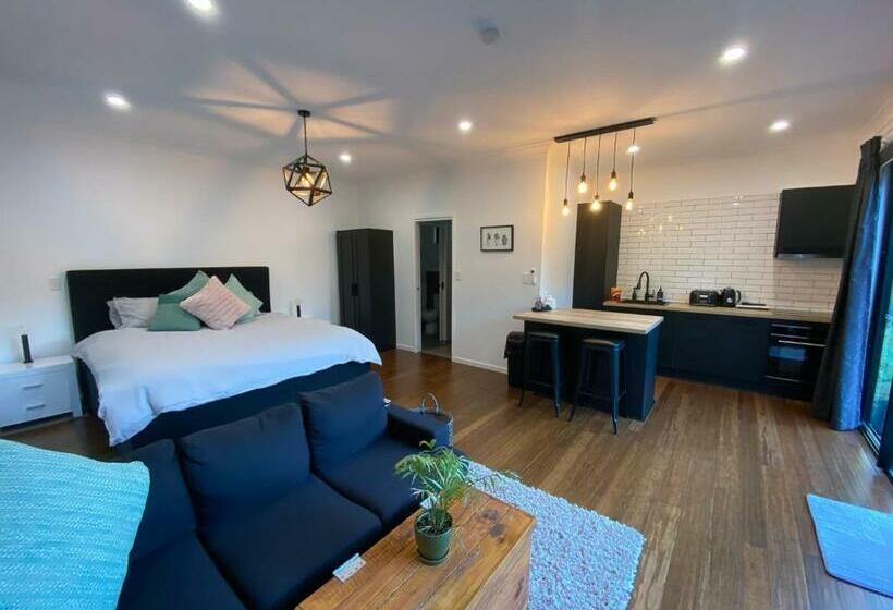 פנסיון Kosmo’s Studio: City Style In A Retreat Setting!