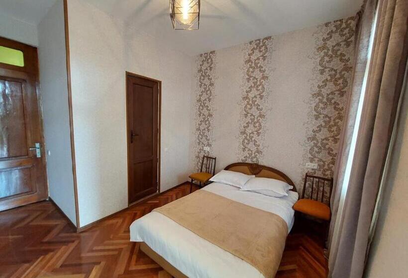 پانسیون Guesthouse Door In Sighnaghi