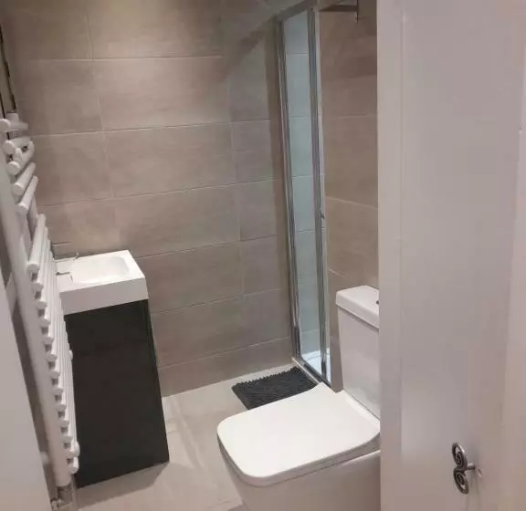 Aamiaismajoitus (B&B) Lovely Home With Full En Suite Double Bed Rooms