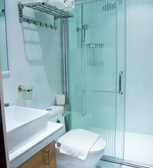 Hotelli Elti Suites By Bluebookers