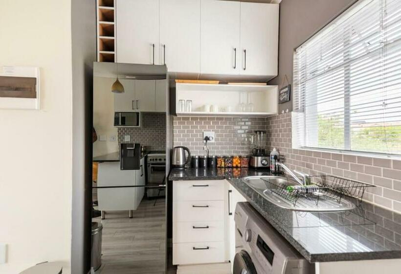 Sunset View Apartment With Free Secure Parking In Central Location