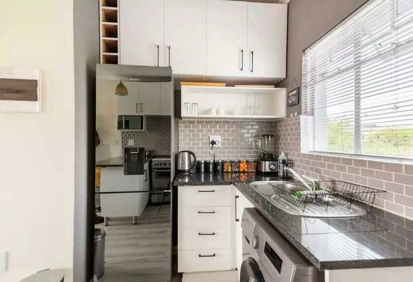 Sunset View Apartment With Free Secure Parking In Central Location