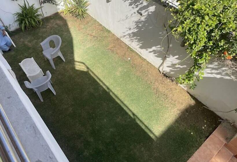 تختخواب و صبحانه World Inn Karachi