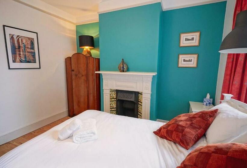 Cosy 1 Bed Escape With Free Parking   At Hem