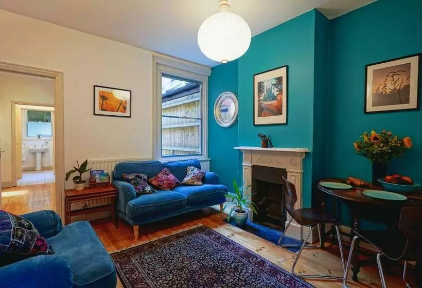 Cosy 1 Bed Escape With Free Parking   At Hem