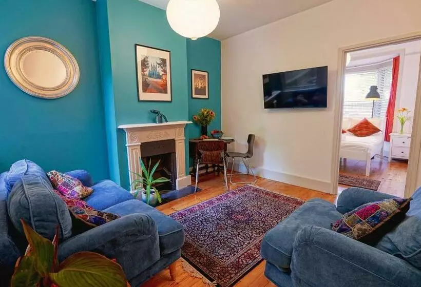 Cosy 1 Bed Escape With Free Parking   At Hem