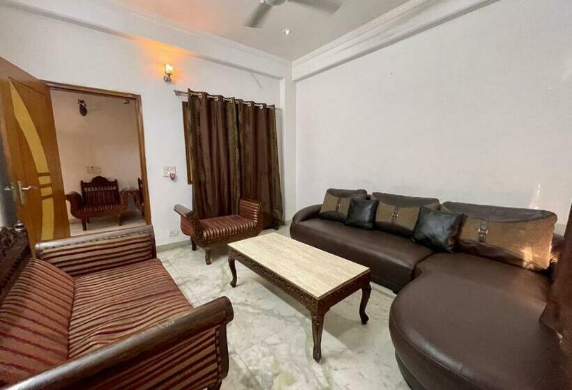 Pensão 1bhk Entire Floor With Full Kitchen And 2 Halls Very Spacious Near Medanta Hospital Best For Parties