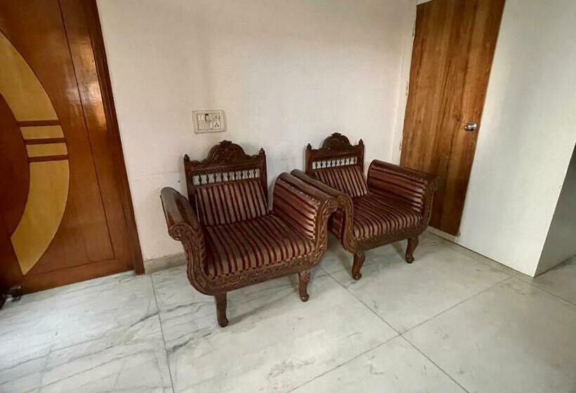 Pensão 1bhk Entire Floor With Full Kitchen And 2 Halls Very Spacious Near Medanta Hospital Best For Parties