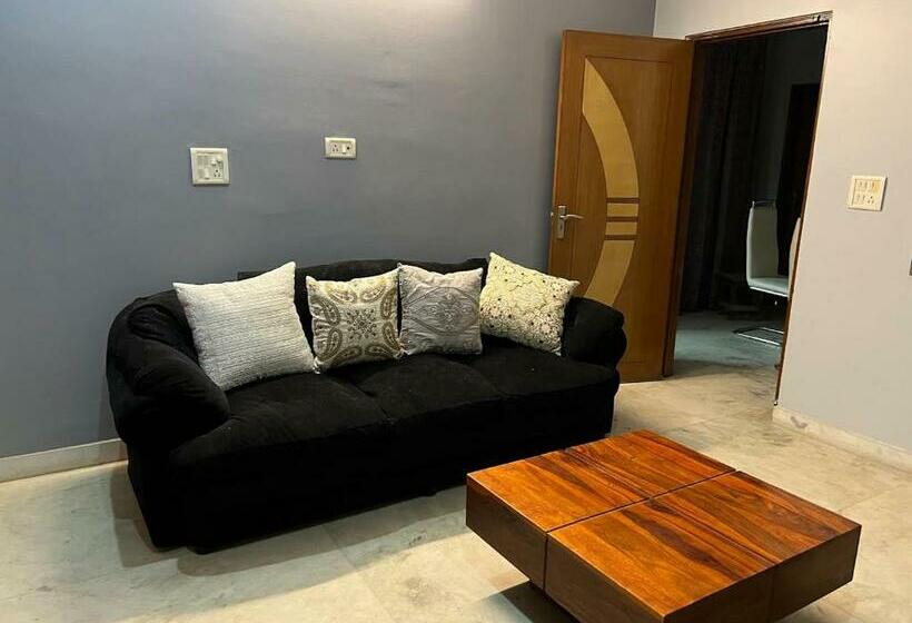 Pensão 1bhk Entire Floor With Full Kitchen And 2 Halls Very Spacious Near Medanta Hospital Best For Parties