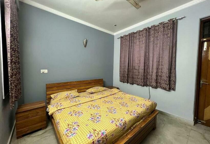 Pensão 1bhk Entire Floor With Full Kitchen And 2 Halls Very Spacious Near Medanta Hospital Best For Parties