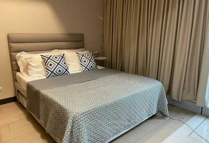 1 Br Condo Uptown Parksuites Bgc, High Floor, Morning Sun
