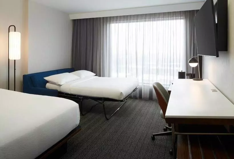 هتل Courtyard By Marriott Montreal Midtown