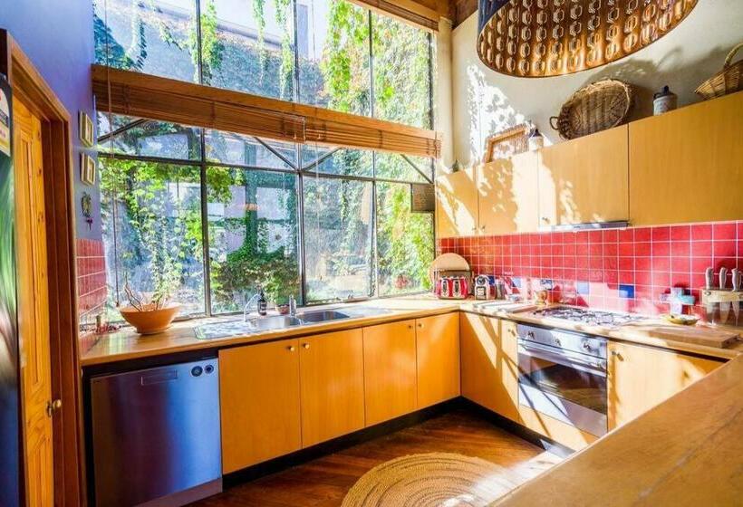 בית מלון כפרי West End Warehouse Historical Opposite Beach