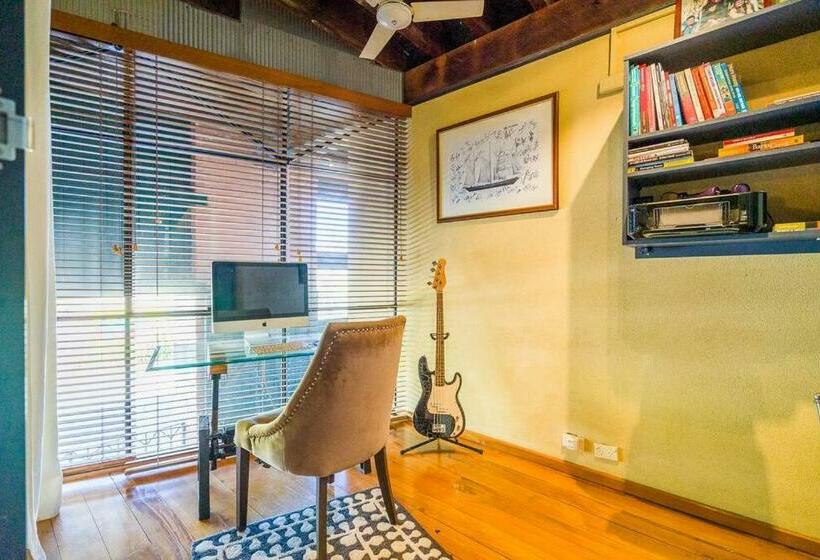 בית מלון כפרי West End Warehouse Historical Opposite Beach