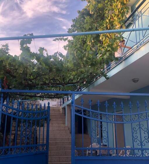 پانسیون Dina House