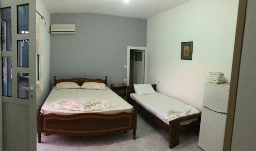 پانسیون Dina House