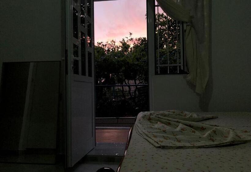 پانسیون Dina House