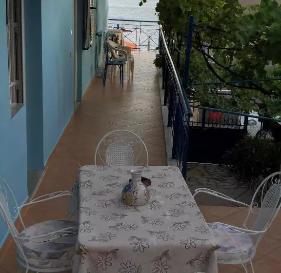 پانسیون Dina House