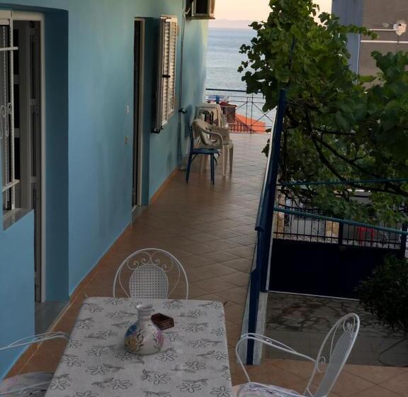 پانسیون Dina House