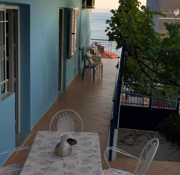 پانسیون Dina House