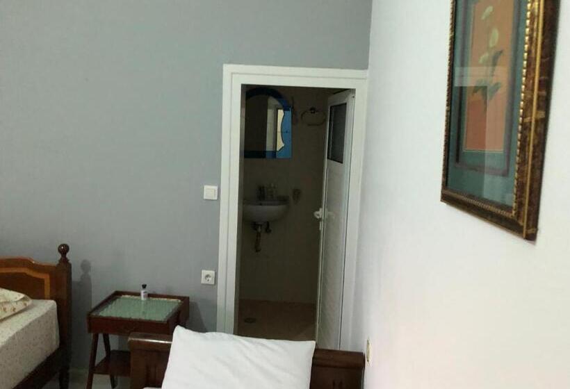 پانسیون Dina House