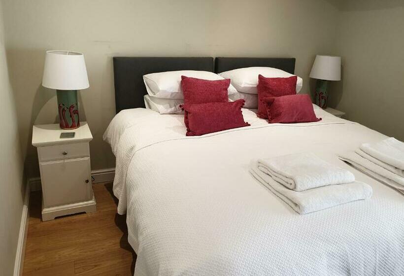 هاستل Trouble House