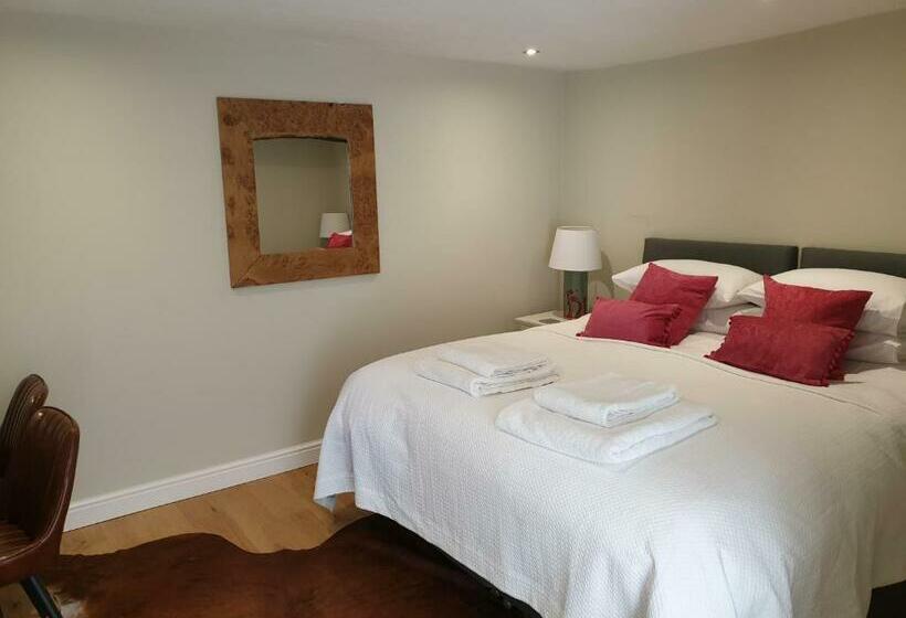 هاستل Trouble House