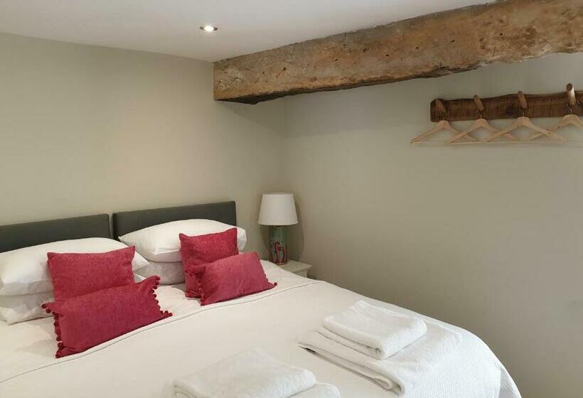 هاستل Trouble House