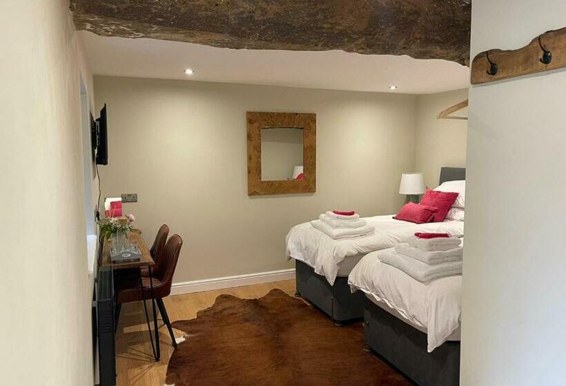 هاستل Trouble House