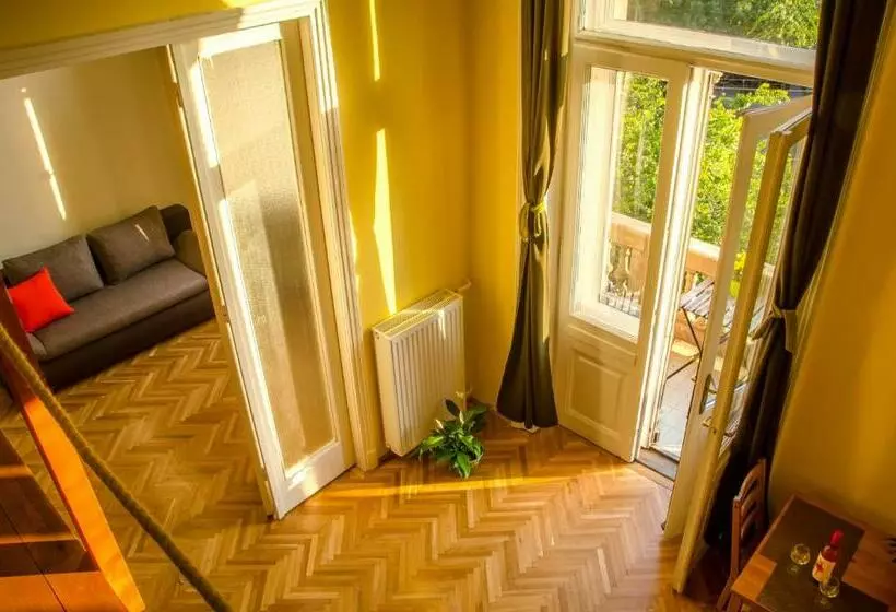 Retkeilymaja Vígszínház Private Rooms