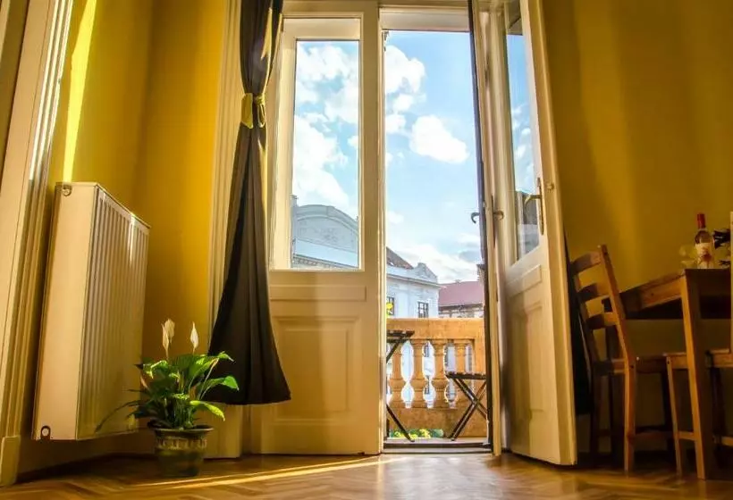 Retkeilymaja Vígszínház Private Rooms