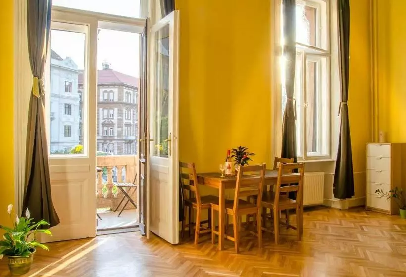 Retkeilymaja Vígszínház Private Rooms