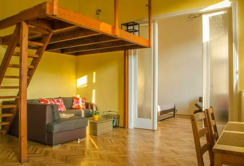 Retkeilymaja Vígszínház Private Rooms