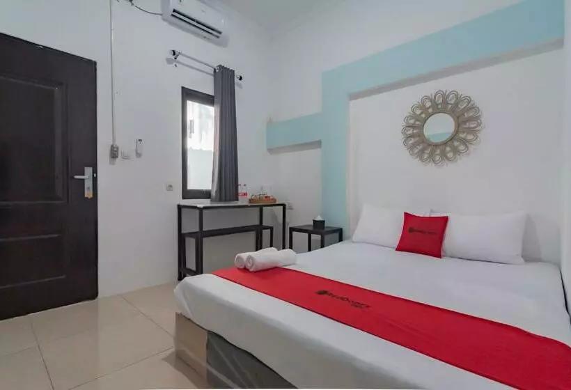Hotelli Reddoorz @ Jalan Raya Tuparev Karawang