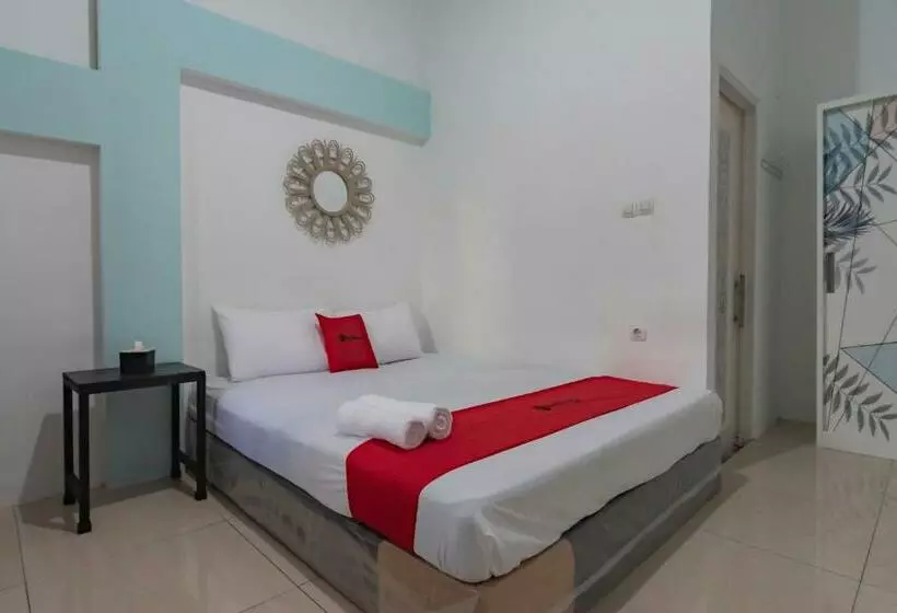 Hotelli Reddoorz @ Jalan Raya Tuparev Karawang