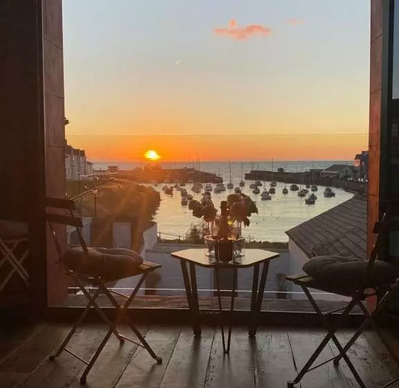 Aberaeron Island House   Panoramic Harbour Views