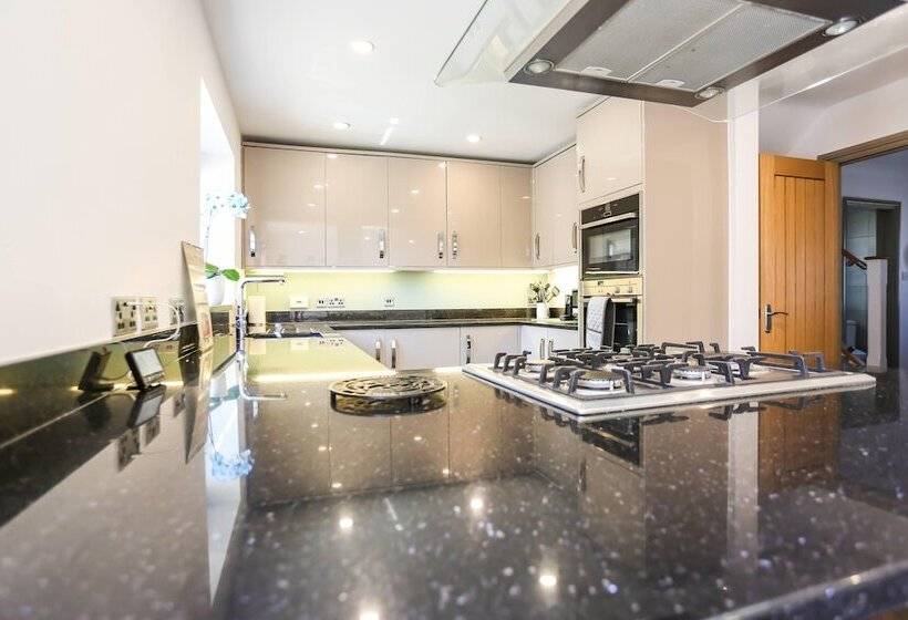 Seascape 4 Bed Home In Bracklesham Bay